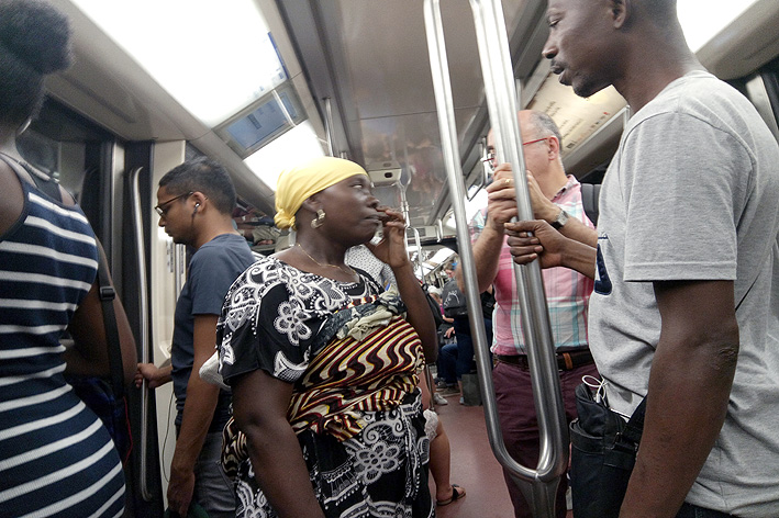 Voyageurs dans le métro parisien - © Migral