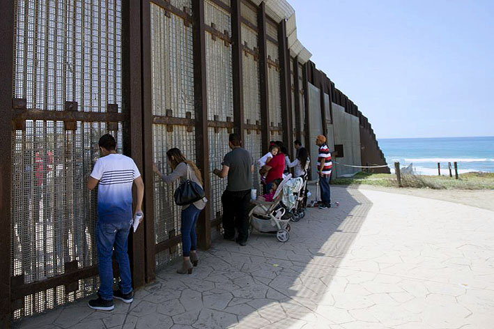 Mur entre les États-Unis et le Mexique à côté de Tijuana - © L'Opinion